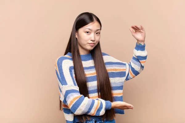 Asyalı Genç Bir Kadın Bir Objeyi Iki Eliyle Fotokopi Alanında — Stok fotoğraf