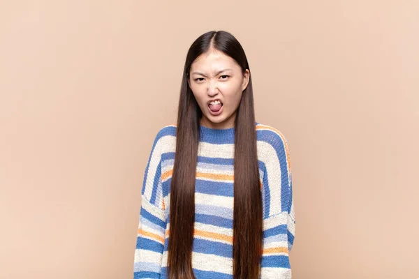 Azjatycka Młoda Kobieta Czuje Obrzydzenie Irytację Wystający Język Nie Lubi — Zdjęcie stockowe