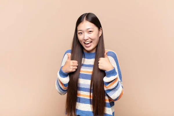 Asiático Jovem Mulher Sorrindo Amplamente Olhando Feliz Positivo Confiante Bem — Fotografia de Stock