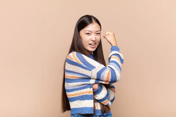 Asiatisk Ung Kvinna Känner Sig Glad Nöjd Och Kraftfull Böjande — Stockfoto