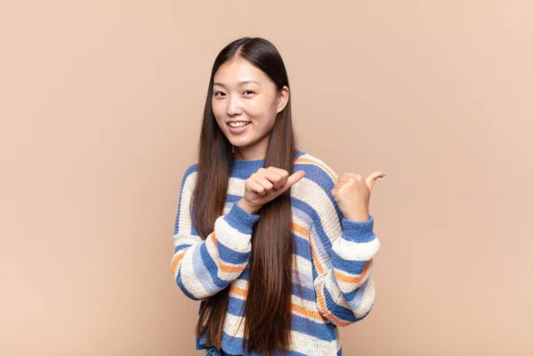 Asiatisk Ung Kvinna Ler Glatt Och Nonchalant Pekar Kopiera Utrymme — Stockfoto