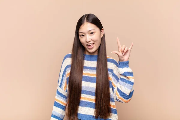 Asiática Jovem Mulher Sentindo Feliz Divertido Confiante Positivo Rebelde Fazendo — Fotografia de Stock
