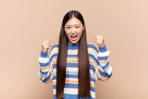 Asiática Jovem Mulher Sentindo Feliz Positivo Bem Sucedido Celebrando Vitória — Fotografia de Stock