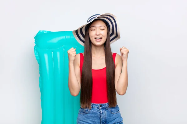 Asyalı Genç Kadın Son Derece Mutlu Şaşırmış Görünüyor Başarıyı Kutluyor — Stok fotoğraf