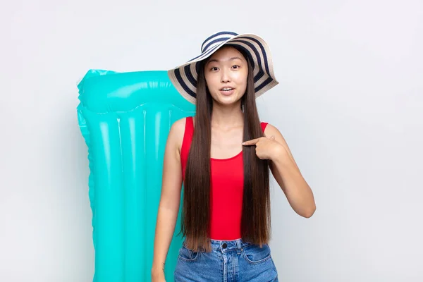 Asyalı Genç Bir Kadın Şok Olmuş Ağzı Açık Kendini Işaret — Stok fotoğraf