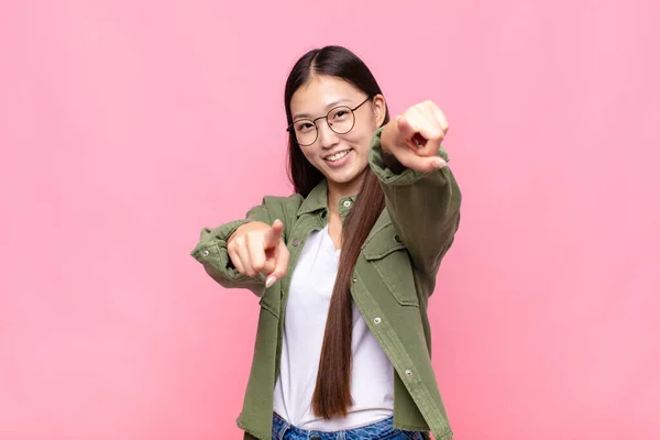 Asiático Joven Mujer Sintiéndose Feliz Confiado Apuntando Cámara Con Ambas —  Fotos de Stock