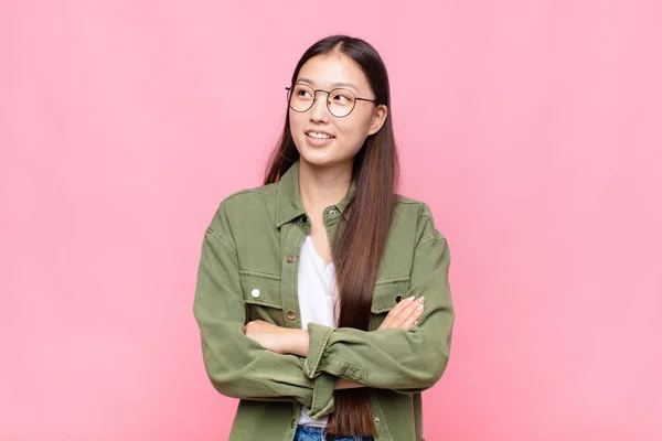 Aziatische Jonge Vrouw Voelt Zich Gelukkig Trots Hoopvol Afvragen Denken — Stockfoto