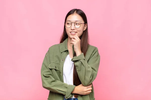 Aziatische Jonge Vrouw Glimlachen Met Een Gelukkig Zelfverzekerde Uitdrukking Met — Stockfoto