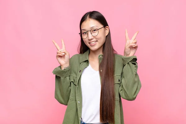 Aziatische Jonge Vrouw Glimlachen Kijken Gelukkig Vriendelijk Tevreden Gebaren Overwinning — Stockfoto