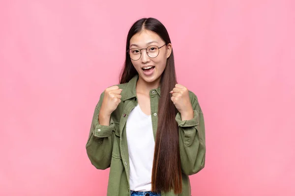 Aziatische Jonge Vrouw Gevoel Geschokt Opgewonden Gelukkig Lachen Vieren Succes — Stockfoto