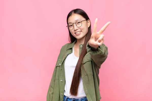 Aziatische Jonge Vrouw Glimlachen Kijken Gelukkig Zorgeloos Positief Gebaren Overwinning — Stockfoto