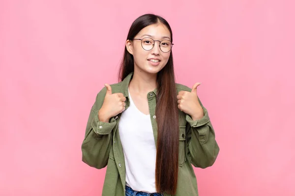 Asiático Joven Mujer Sonriendo Alegremente Mirando Feliz Sintiéndose Despreocupado Positivo — Foto de Stock