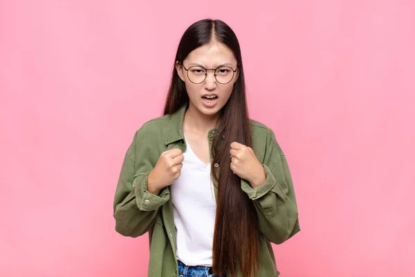 Aziatische Jonge Vrouw Schreeuwen Agressief Met Geïrriteerd Gefrustreerd Boos Blik — Stockfoto
