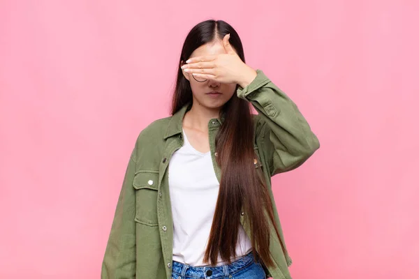 Азиатская Молодая Женщина Закрывает Глаза Одной Рукой Чувствуя Страх Тревогу — стоковое фото