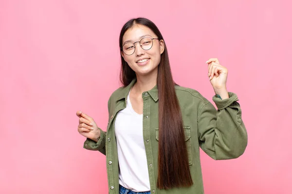 Aziatische Jonge Vrouw Glimlachen Gevoel Zorgeloos Ontspannen Gelukkig Dansen Luisteren — Stockfoto