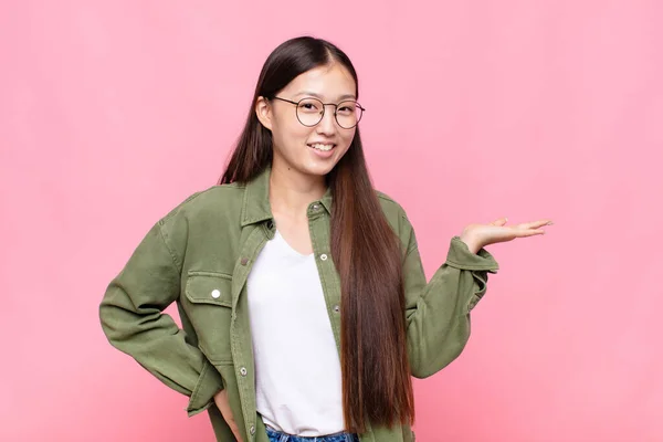 Aziatische Jonge Vrouw Glimlachen Gevoel Vertrouwen Succesvol Gelukkig Tonen Concept — Stockfoto