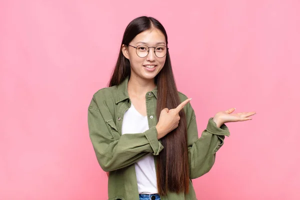 Mujer Joven Asiática Sonriendo Sintiéndose Feliz Despreocupada Satisfecha Apuntando Concepto — Foto de Stock