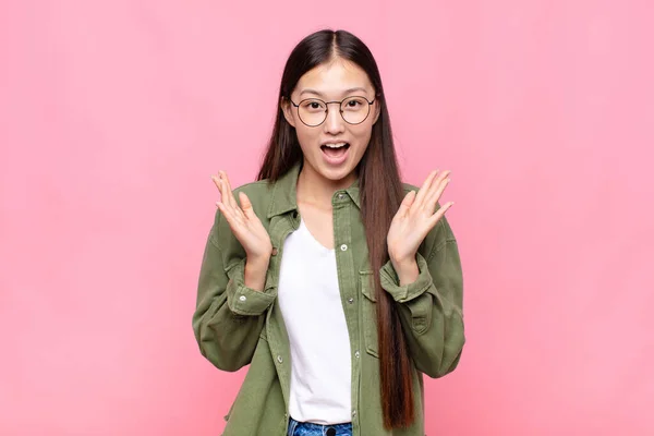 Asiatica Giovane Donna Sentirsi Felice Eccitato Sorpreso Scioccato Sorridente Stupito — Foto Stock