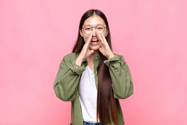 Aziatische Jonge Vrouw Gevoel Gelukkig Opgewonden Positief Het Geven Van — Stockfoto