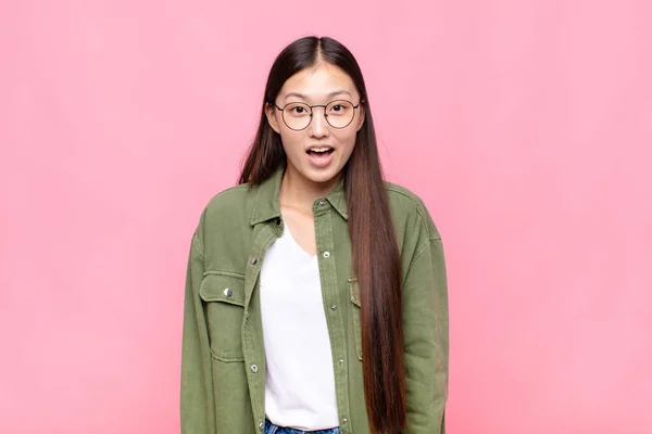 Aziatische Jonge Vrouw Kijken Zeer Geschokt Verrast Staren Met Open — Stockfoto