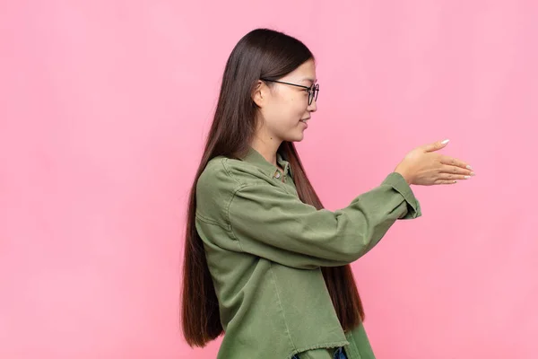 Aziatische Jonge Vrouw Glimlachen Groeten Het Aanbieden Van Een Hand — Stockfoto