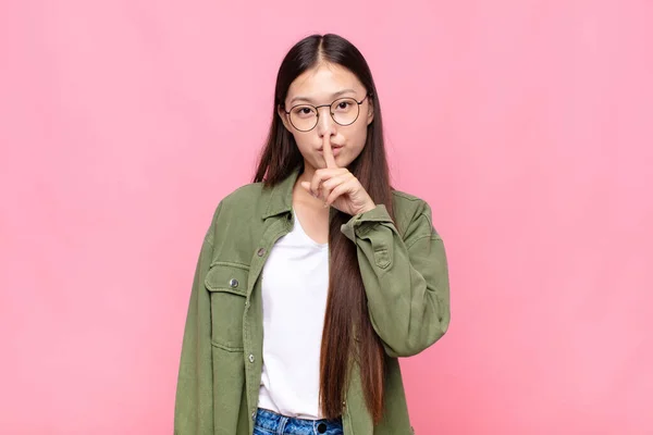 Asiatico Giovane Donna Guardando Grave Croce Con Dito Premuto Labbra — Foto Stock