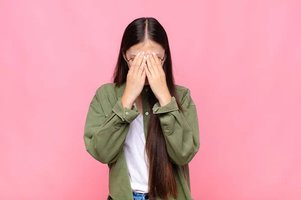 Asiático Joven Mujer Sintiéndose Triste Frustrado Nervioso Deprimido Cubriendo Cara — Foto de Stock