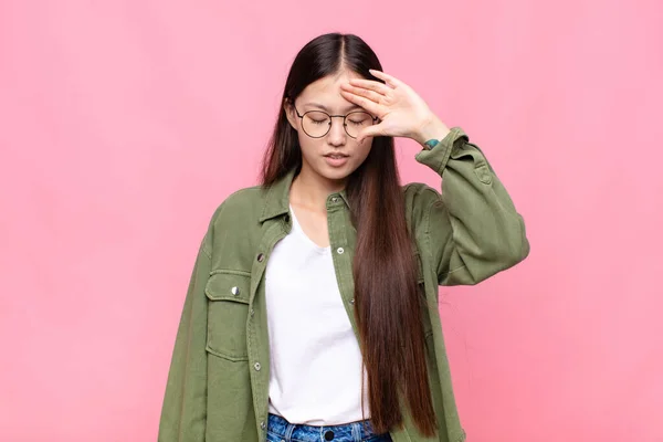 Asiática Jovem Olhando Estressado Cansado Frustrado Secando Suor Fora Testa — Fotografia de Stock