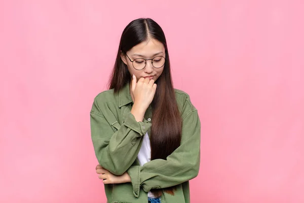 Aziatische Jonge Vrouw Gevoel Serieus Attent Bezorgd Staren Zijwaarts Met — Stockfoto