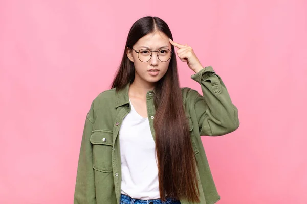 Asiatische Junge Frau Die Sich Verwirrt Und Verwirrt Fühlt Und — Stockfoto