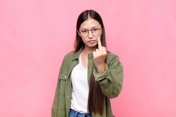아시아 의젊은 여자는 짜증을 반항적 공격적 가운데 손가락을 흔들며 싸우고 — 스톡 사진