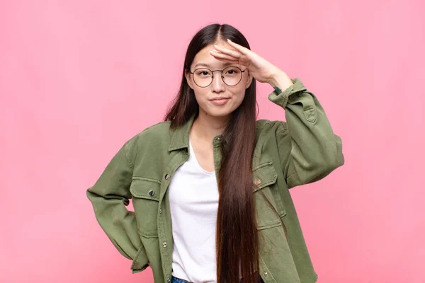 Aziatische Jonge Vrouw Kijken Verbijsterd Verbaasd Met Hand Het Voorhoofd — Stockfoto