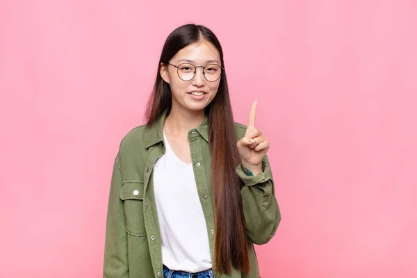 Aziatische Jonge Vrouw Glimlachen Kijken Vriendelijk Tonen Nummer Een Eerste — Stockfoto