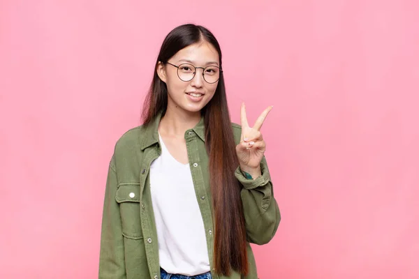 Aziatische Jonge Vrouw Glimlachen Kijken Vriendelijk Tonen Nummer Twee Tweede — Stockfoto