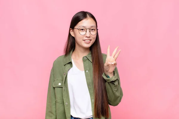Aziatische Jonge Vrouw Glimlachen Kijken Vriendelijk Tonen Nummer Drie Derde — Stockfoto