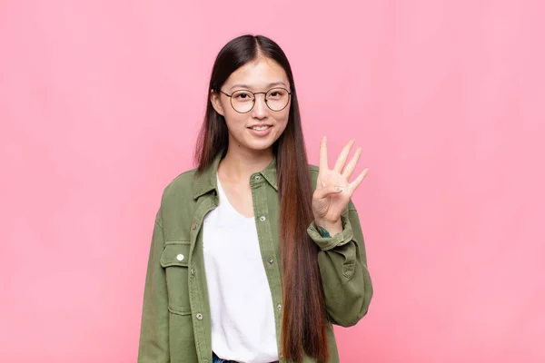 Asiático Joven Mujer Sonriendo Buscando Amigable Mostrando Número Cuatro Cuarto —  Fotos de Stock