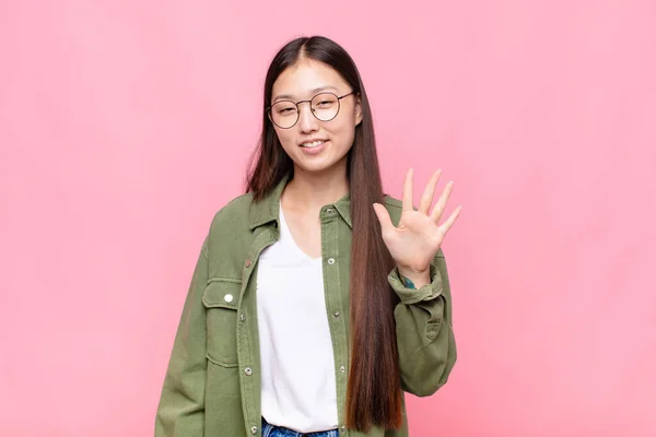 Aziatische Jonge Vrouw Glimlachen Kijken Vriendelijk Tonen Nummer Vijf Vijfde — Stockfoto