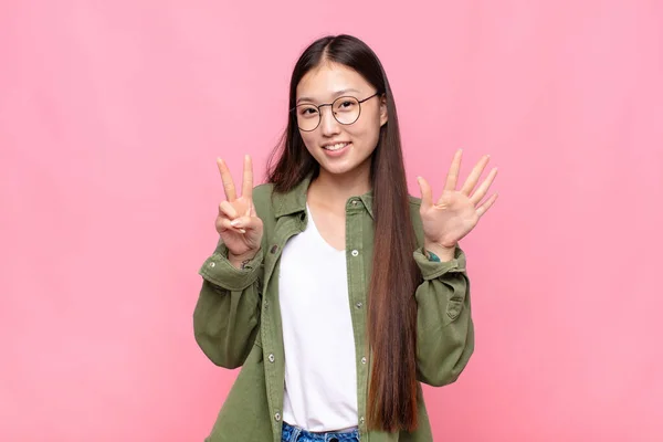 Aziatische Jonge Vrouw Glimlachen Kijken Vriendelijk Tonen Nummer Zeven Zevende — Stockfoto