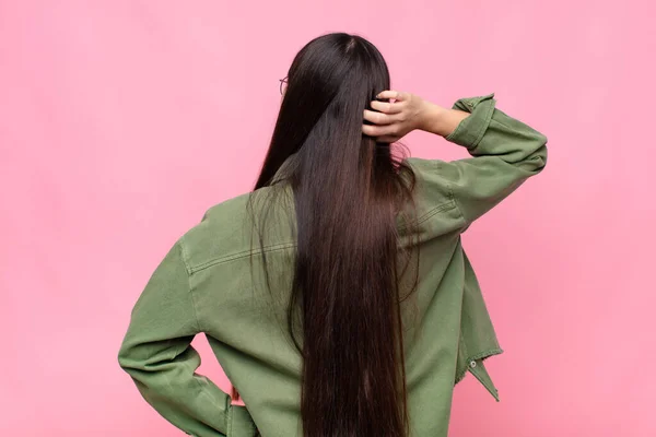 Aziatische Jonge Vrouw Denken Twijfelen Krabben Hoofd Gevoel Van Verward — Stockfoto