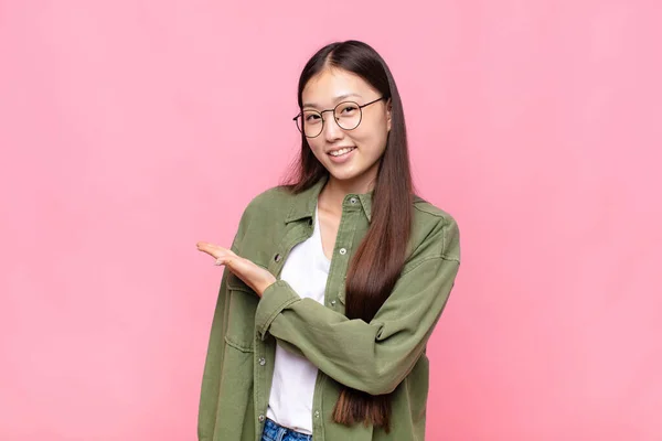 Aziatische Jonge Vrouw Glimlachen Vrolijk Zich Gelukkig Voelen Tonen Een — Stockfoto