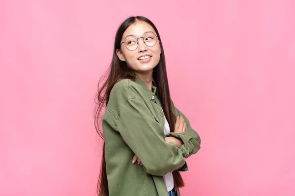 Aziatische Jonge Vrouw Glimlachen Vrolijk Zich Gelukkig Tevreden Ontspannen Met — Stockfoto