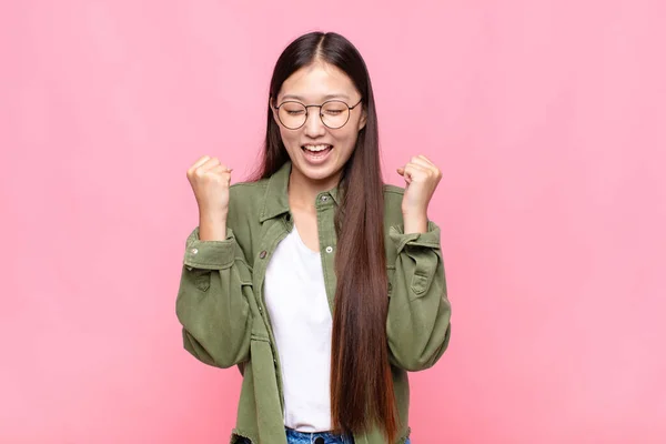Asiático Joven Mujer Buscando Extremadamente Feliz Sorprendido Celebrando Éxito Gritando — Foto de Stock