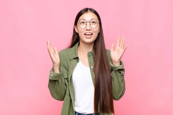 Aziatische Jonge Vrouw Gevoel Gelukkig Verbaasd Geluk Verrast Vieren Overwinning — Stockfoto