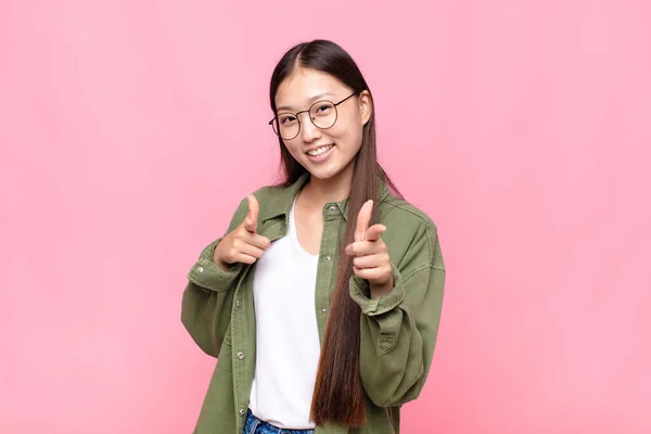 Asiático Joven Mujer Sintiéndose Feliz Fresco Satisfecho Relajado Exitoso Apuntando — Foto de Stock