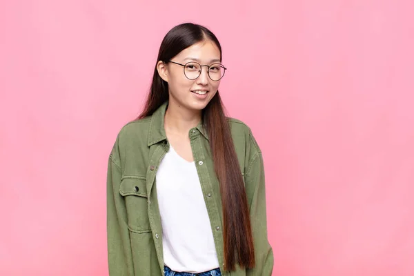 Aziatische Jonge Vrouw Zoek Trots Zelfverzekerd Cool Brutaal Arrogant Glimlachen — Stockfoto