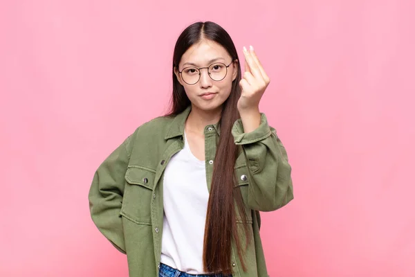 Aziatische Jonge Vrouw Maken Capice Geld Gebaar Vertellen Schulden Betalen — Stockfoto