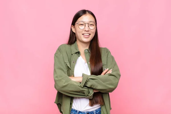 Aziatische Jonge Vrouw Lachen Gelukkig Met Armen Gekruist Met Een — Stockfoto