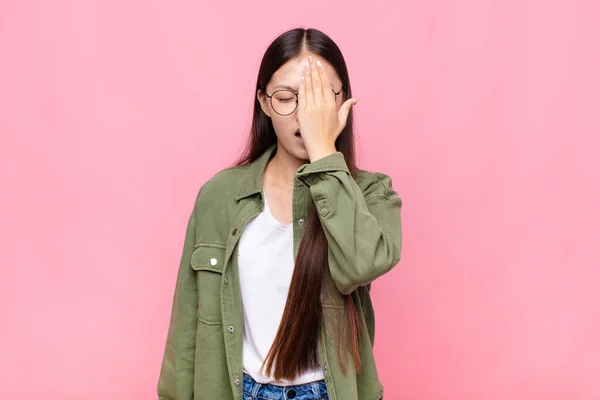 Asiática Jovem Mulher Olhando Sonolento Entediado Bocejo Com Uma Dor — Fotografia de Stock