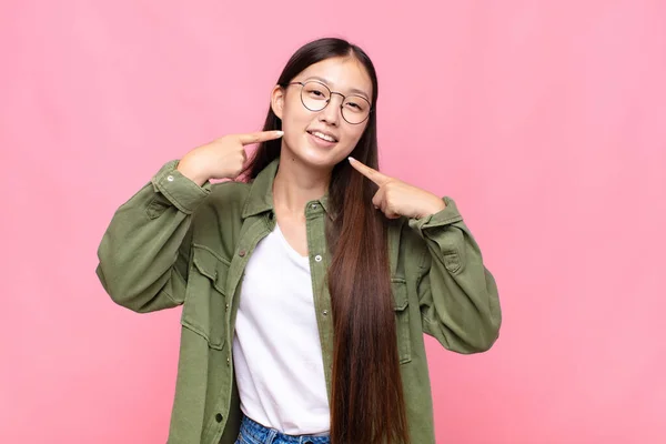 Aziatische Jonge Vrouw Glimlachen Vol Vertrouwen Wijzend Naar Eigen Brede — Stockfoto