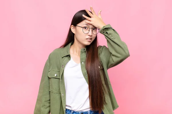 Aziatische Jonge Vrouw Panikeren Een Vergeten Deadline Gevoel Van Stress — Stockfoto